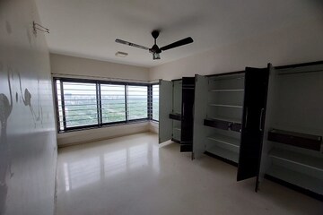 Room in 3 BHK Apartment at Godrej Platinum Mumbai, Vikhroli East – for Rent