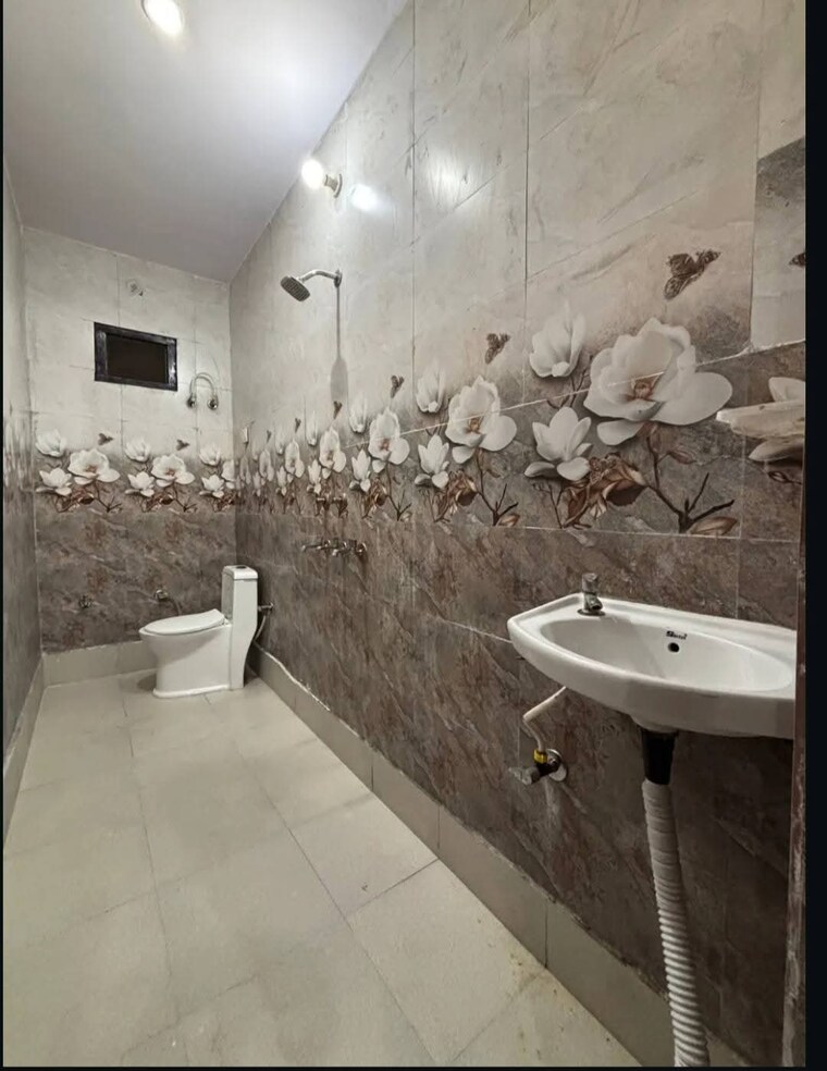 Bathroom, sa-homes-i 4 Bedroom 455 Sq.Ft. Independent House In Uttam Nagar Delhi 9550030
