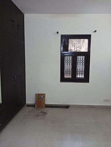 Room in 2 BHK Independent House at RWA Apartments, Sector 31 – for Rent