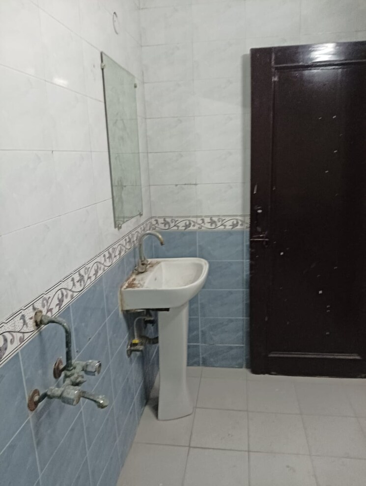 Bathroom, rwa-apartments 2 Bedroom 1000 Sq.Ft. Independent House In Sector 31 Noida 9550055
