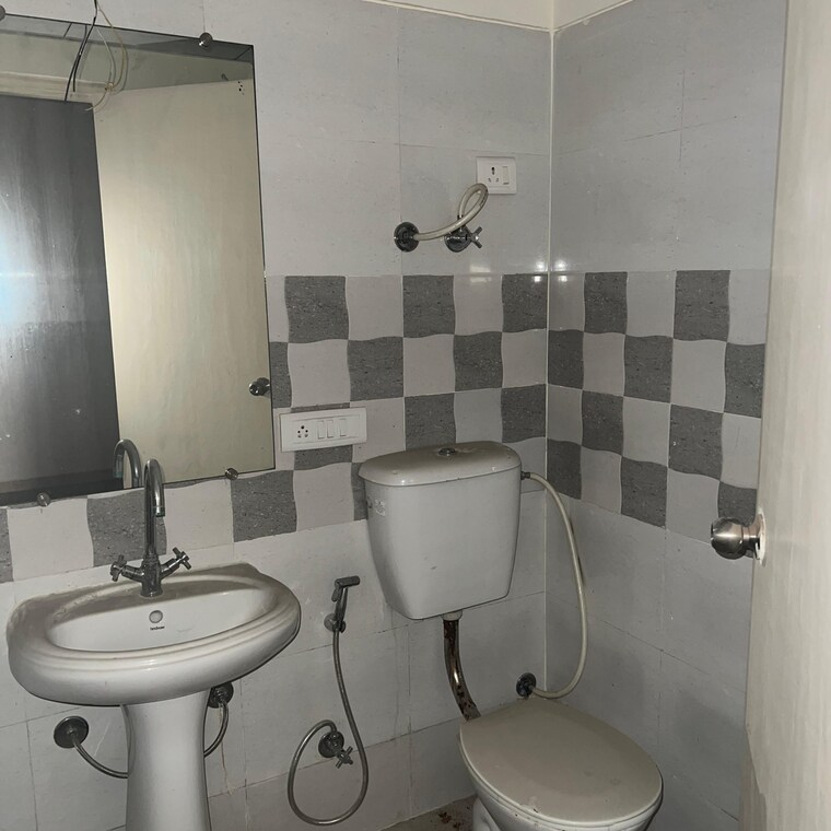 Bathroom, gaur-city-2-14th-avenue 2 Bedroom 955 Sq.Ft. Apartment In Sector 16c Greater Noida Greater Noida 9550093