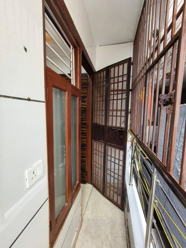 Balcony, dwarka mor 2 Bedroom 70 Sq.Yd. Builder Floor In Dwarka Mor Delhi 9550119
