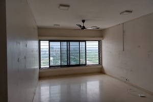 Room in 3 BHK Apartment at Godrej Platinum Mumbai, Vikhroli East – for Rent