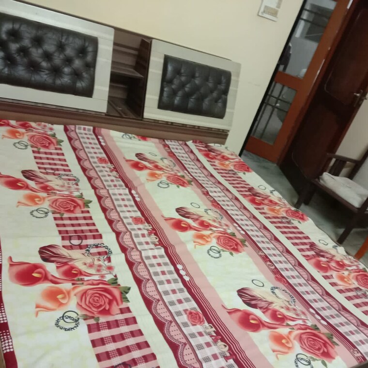 Bedroom, vineet khand Pg For Girls In Vineet Khand 9550246