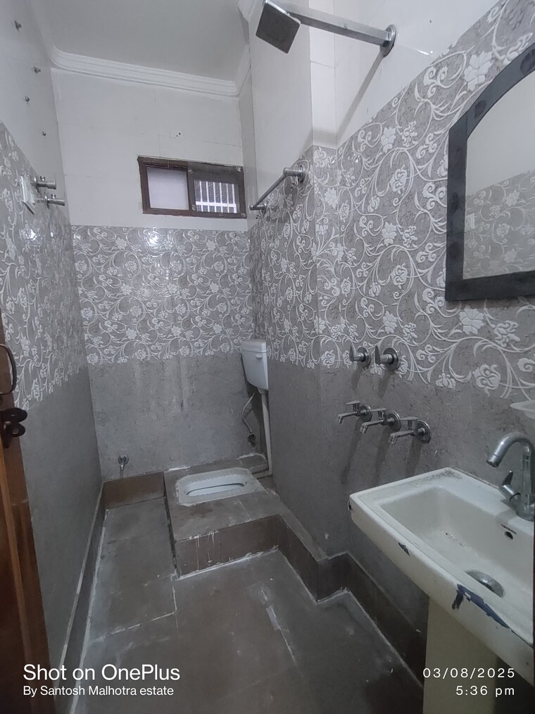 Bathroom, dwarka mor 2 Bedroom 700 Sq.Ft. Builder Floor In Dwarka Mor Delhi 9550259