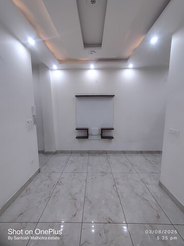 Room in 2 BHK Builder Floor at Dwarka Mor – for Rent