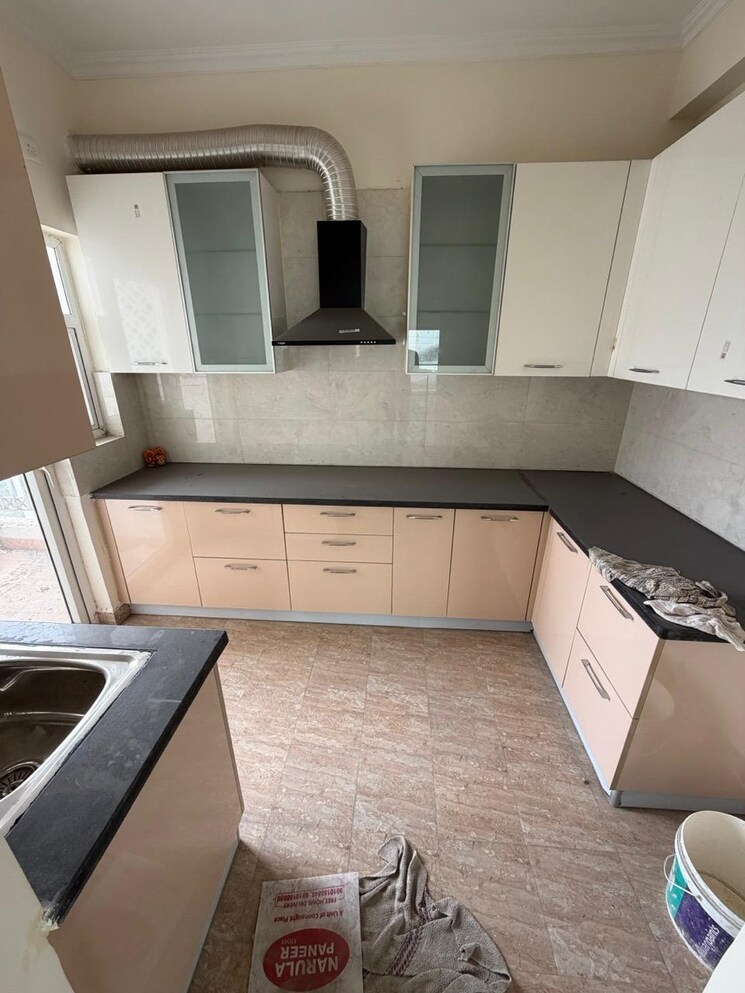 Kitchen, shree-vardhman-victoria 3.5 Bedroom 2200 Sq.Ft. Apartment In Sector 70 Gurgaon 9550322