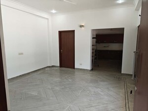 Room in 4 BHK Builder Floor at Sector 52 – for Rent