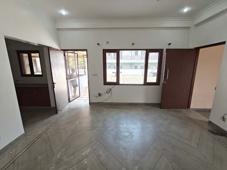 Room, sector 52 4 Bedroom 400 Sq.Yd. Builder Floor In Sector 52 Gurgaon 9550445