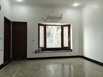 Room in 4 BHK Builder Floor at Sector 52 – for Rent