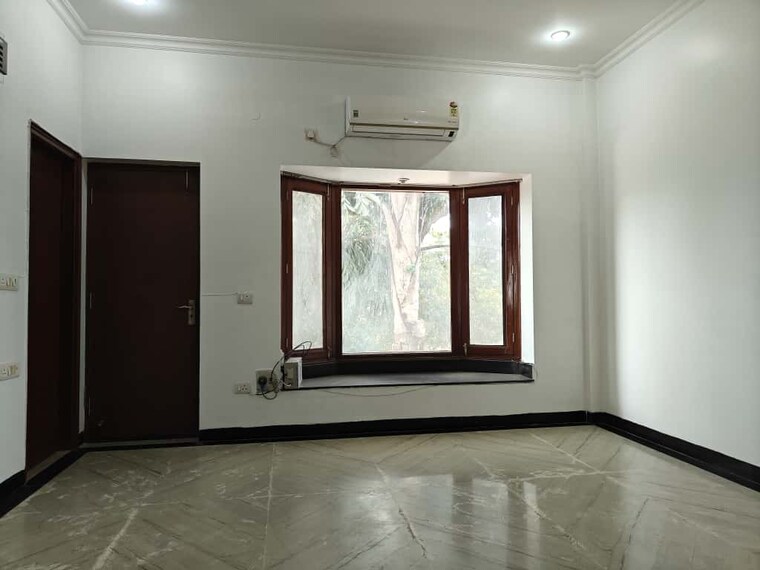 Room, sector 52 4 Bedroom 400 Sq.Yd. Builder Floor In Sector 52 Gurgaon 9550445