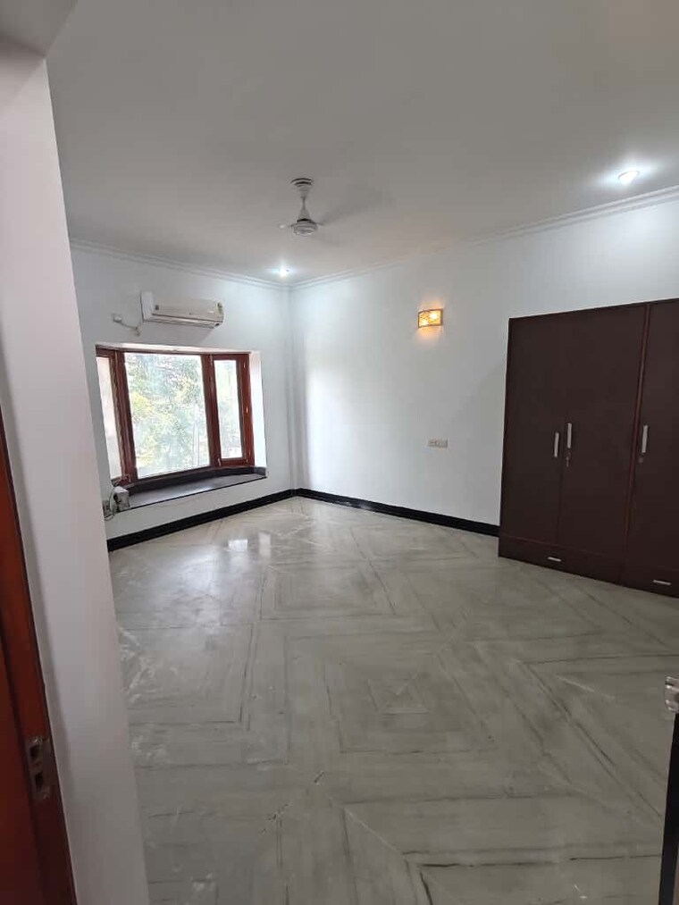 Room, sector 52 4 Bedroom 400 Sq.Yd. Builder Floor In Sector 52 Gurgaon 9550445