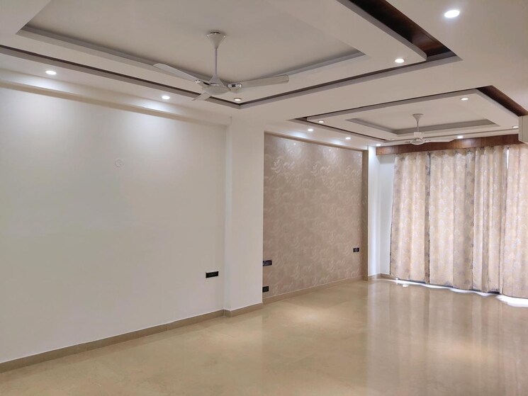 Room, sector 43 4 Bedroom 500 Sq.Yd. Builder Floor In Sector 43 Gurgaon 9550501