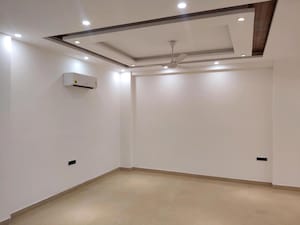 Room in 4 BHK Builder Floor at Dlf Phase I – for Rent