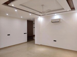 Room in 4 BHK Builder Floor at Dlf Phase I – for Rent