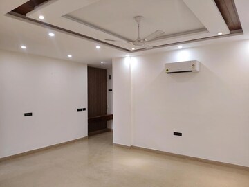 Room in 4 BHK Builder Floor at Dlf Phase I – for Rent