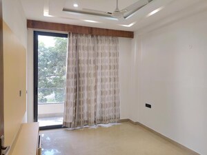 Room in 4 BHK Builder Floor at Dlf Phase I – for Rent