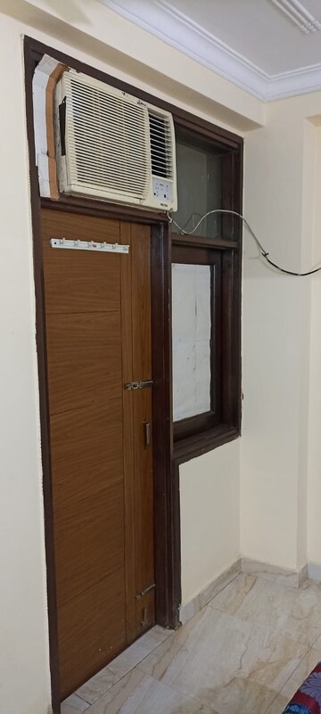 Room in 3 BHK Builder Floor at Saket – for Rent