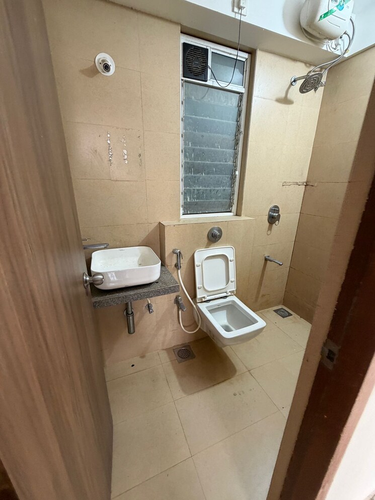 Bathroom, poddar-spraha-diamond 1 Bedroom 450 Sq.Ft. Apartment In Chembur Mumbai 9550643