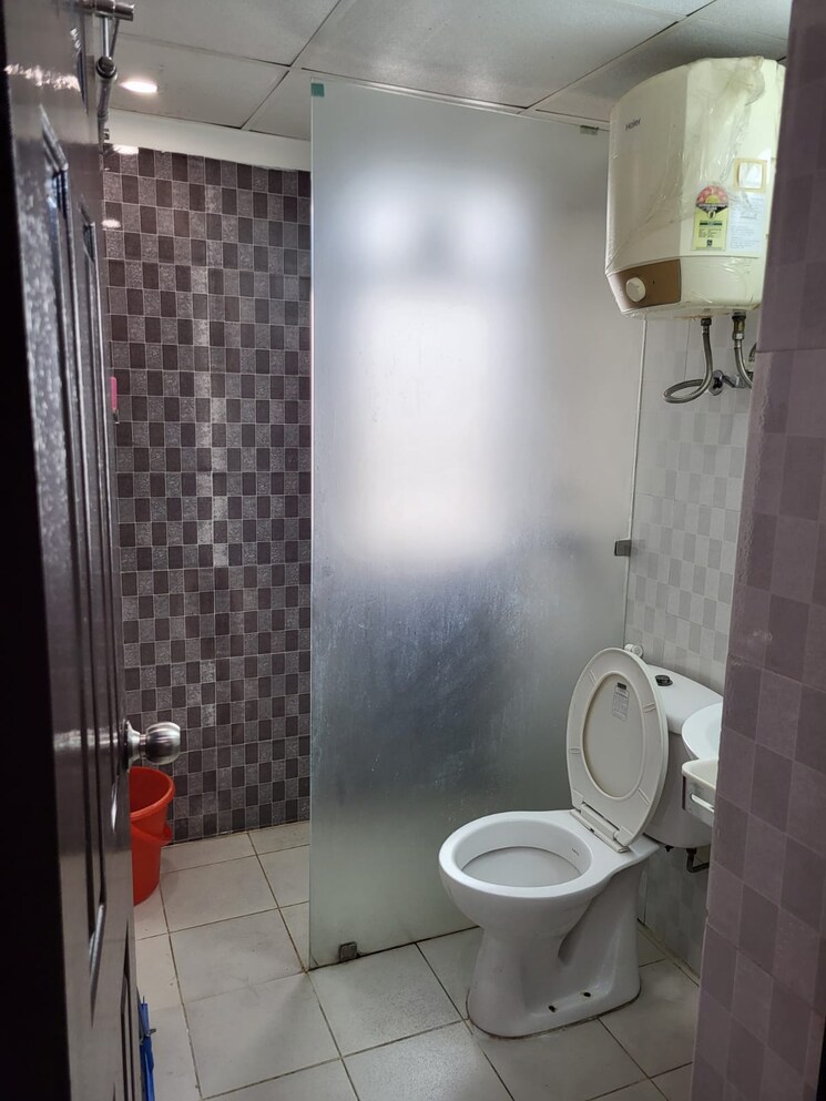 Bathroom, skytech-matrott 3.5 Bedroom 1645 Sq.Ft. Apartment In Sector 76 Noida 9550691