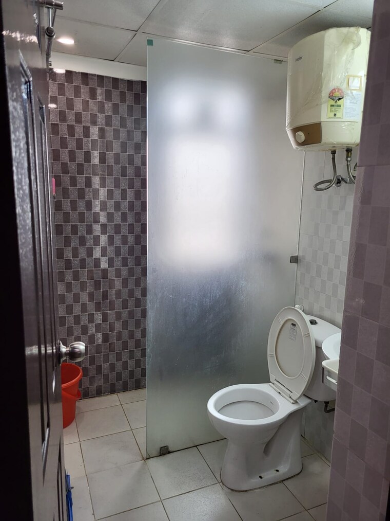 Bathroom, skytech-matrott 3.5 Bedroom 1645 Sq.Ft. Apartment In Sector 76 Noida 9550691
