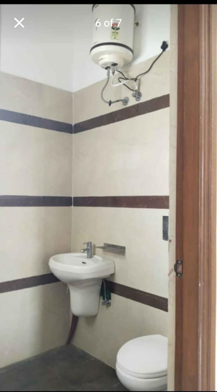 Bathroom, satish-golden-enclave 2 Bedroom 1350 Sq.Ft. Apartment In Lohgarh Zirakpur 9550708