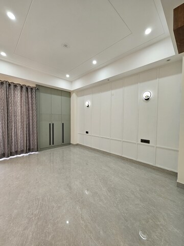 Room in 4 BHK Builder Floor at Sushant Lok I – for Sale