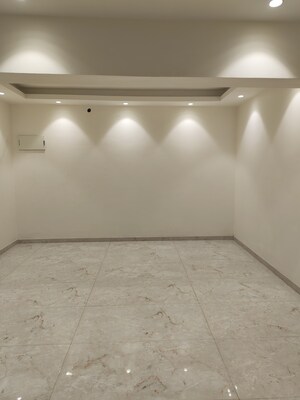 Room in 1 BHK Apartment at Kandivali East – for Sale