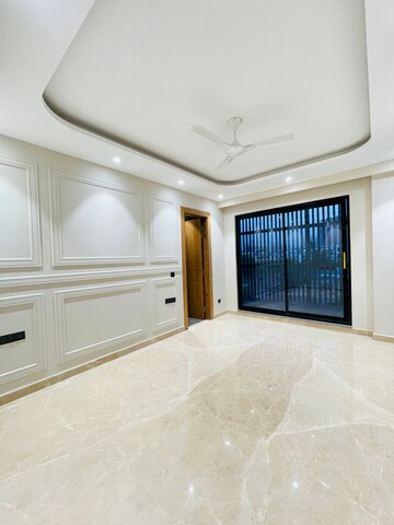 Room in 4 BHK Builder Floor at Auram Floor, South City 2 – for Sale