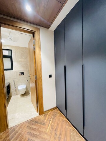 Furnished Amenities in 4 BHK Builder Floor at Auram Floor, South City 2 – for Sale