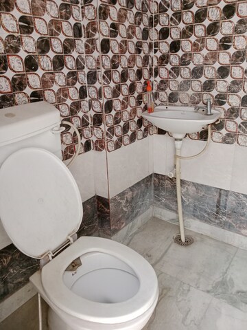 Bathroom in 1 BHK Builder Floor at Sector 13 – for Rent