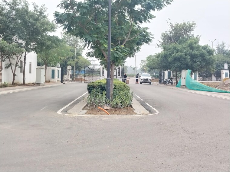  Parking, dlf-garden-city-plots-i  501 Sq.Yd. Plot In Sector 91 Gurgaon 9550924