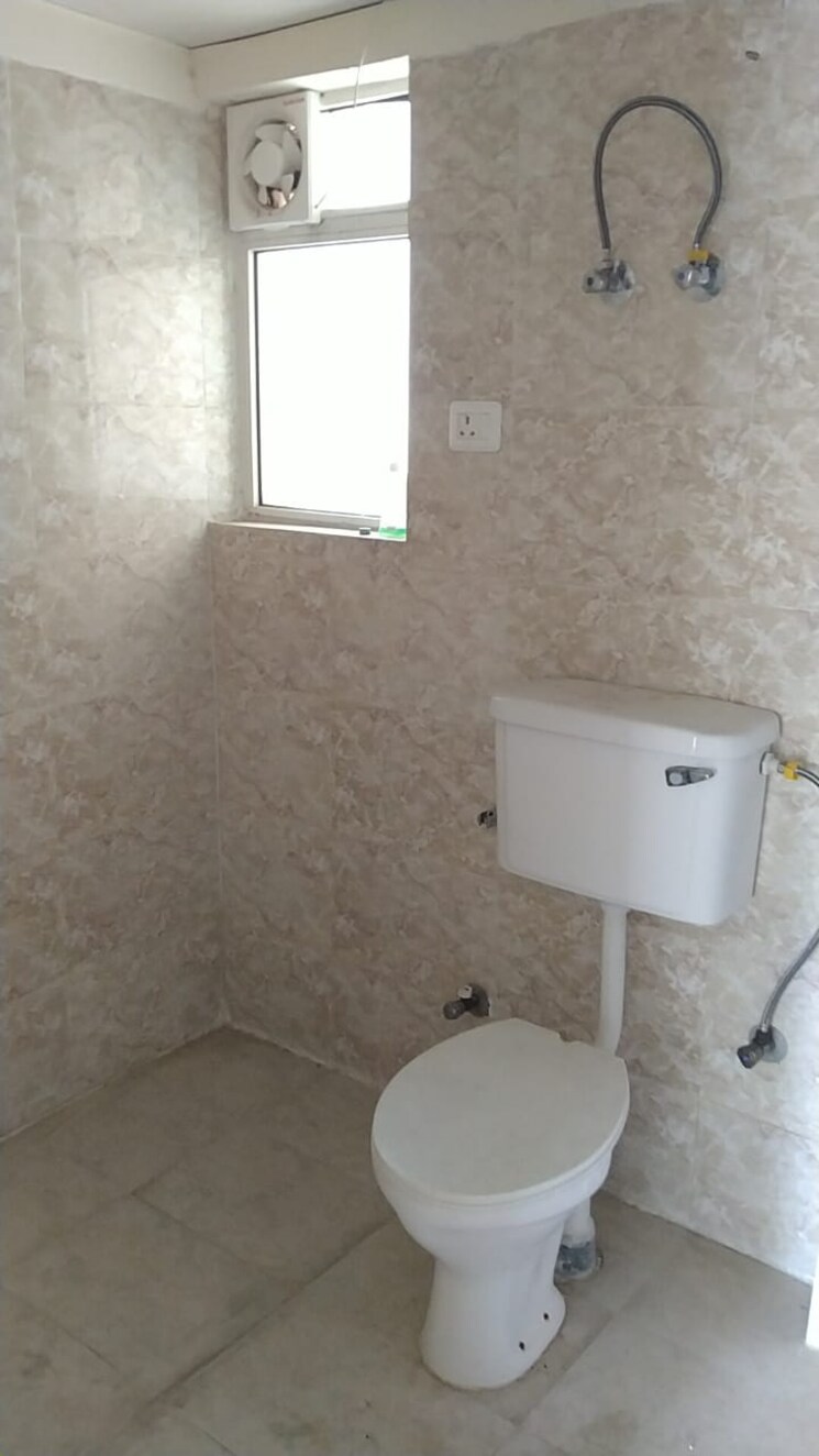 Bathroom, paras-seasons 3.5 Bedroom 1625 Sq.Ft. Apartment In Sector 168 Noida 9551002