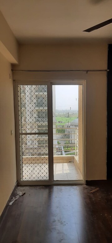 Room in 3.5 BHK Apartment at Paras Seasons, Sector 168 – for Sale