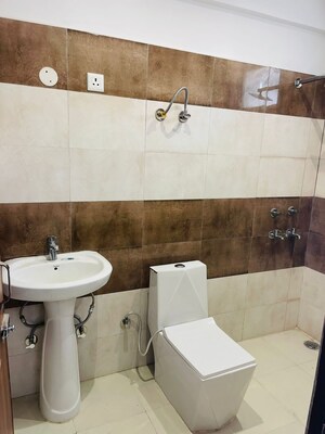 Team Area in 3 BHK Builder Floor at Dhakoli – for Rent