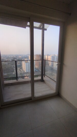 Room in 3.5 BHK Apartment at One Oak Atmos, Gomti Nagar – for Rent