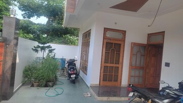 Parking in 2 BHK Builder Floor at Gomti Nagar – for Rent