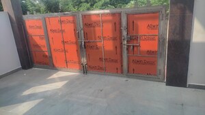 Room in 2 BHK Builder Floor at Gomti Nagar – for Rent