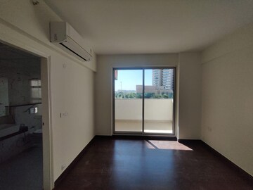 Room in 2 BHK Apartment at Pioneer Park Araya, Sector 61 – for Rent