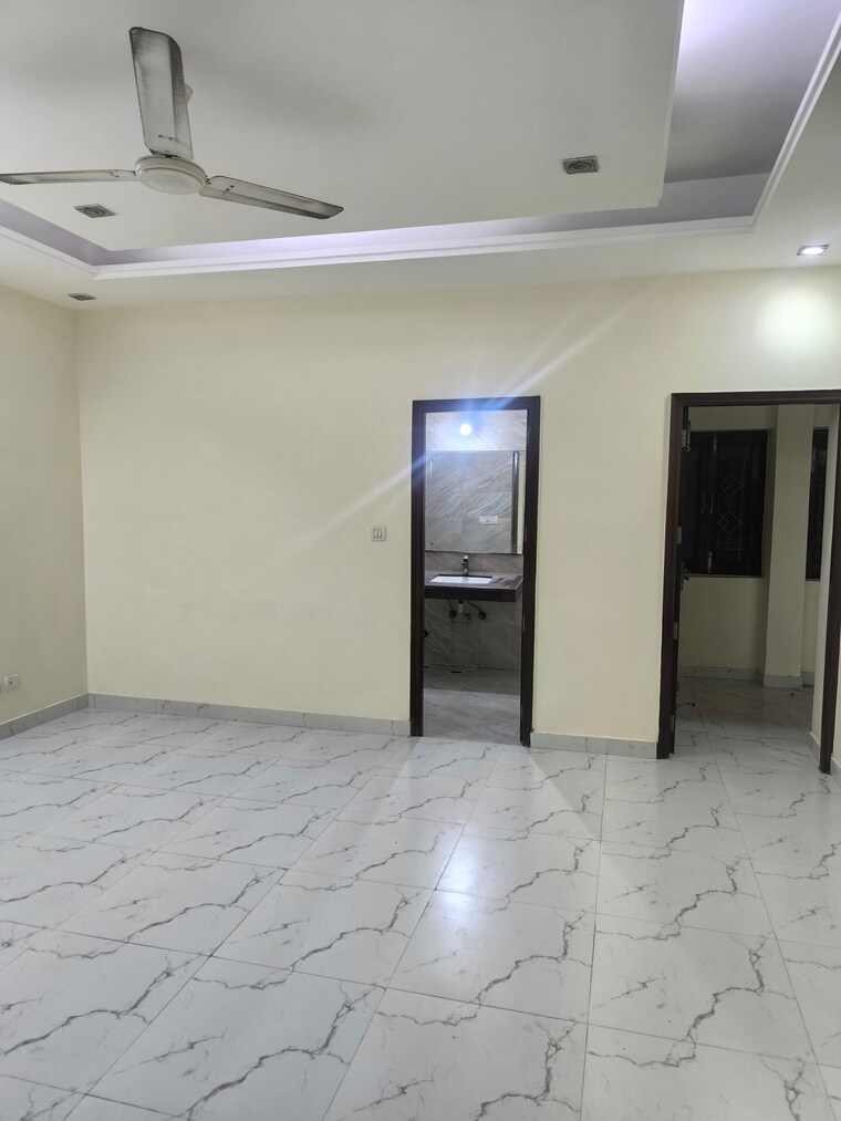Room, sector 56 3 Bedroom 3400 Sq.Ft. Villa In Sector 56 Noida 9551161