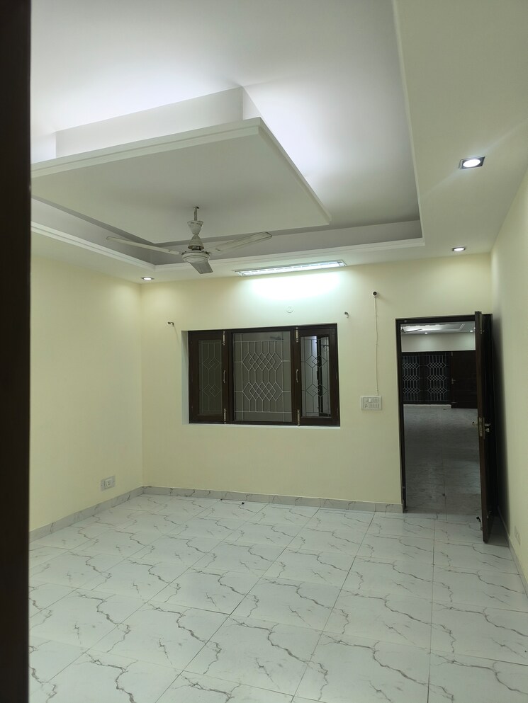 Room, sector 56 3 Bedroom 3400 Sq.Ft. Villa In Sector 56 Noida 9551161