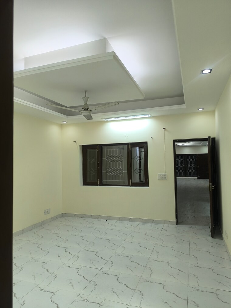 Room, sector 56 3 Bedroom 3400 Sq.Ft. Villa In Sector 56 Noida 9551161