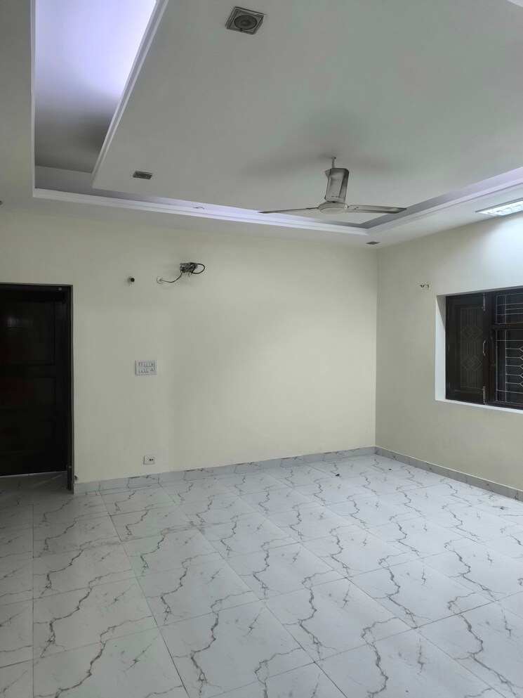 Room, sector 56 3 Bedroom 3400 Sq.Ft. Villa In Sector 56 Noida 9551161