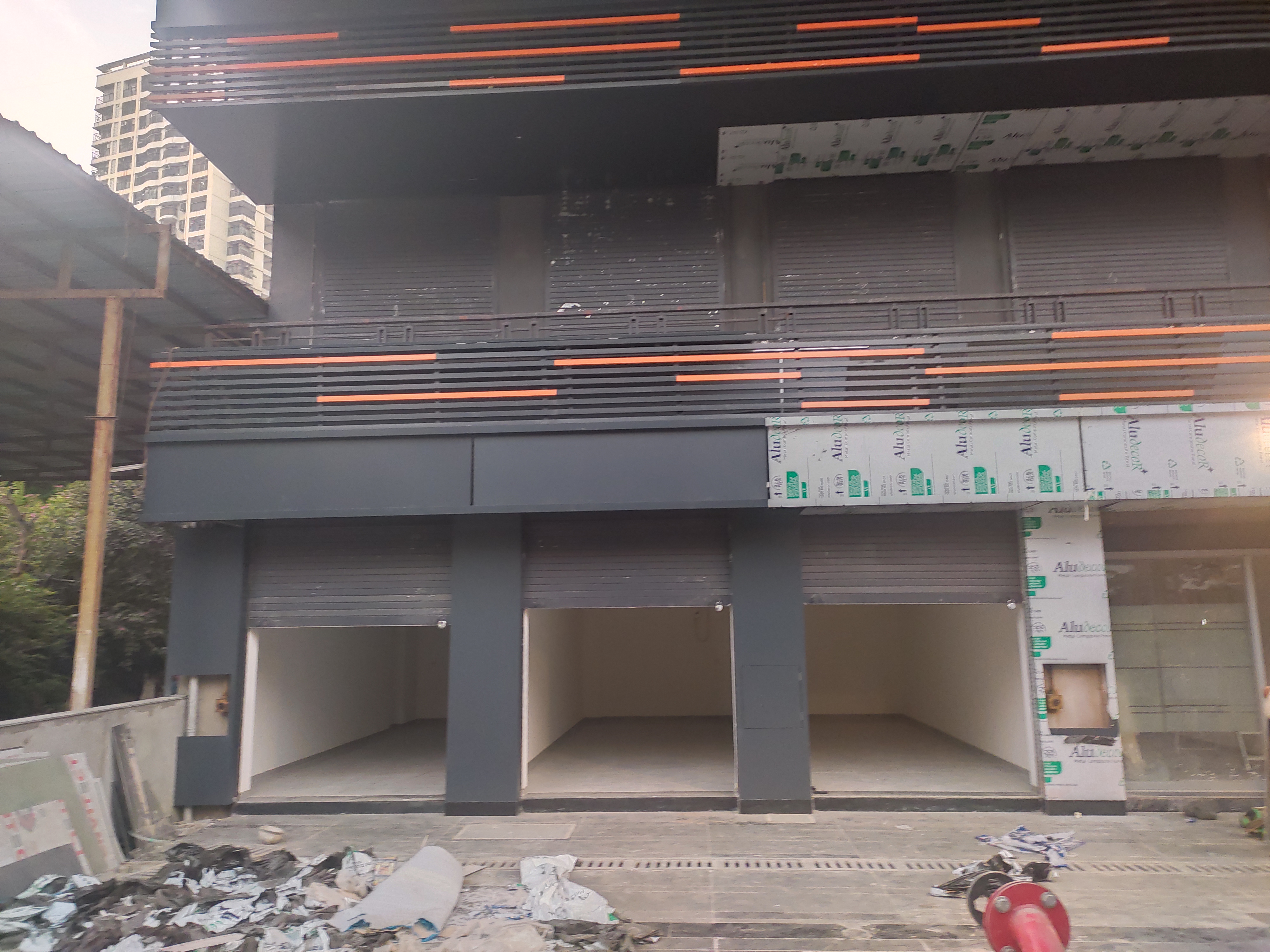 Showroom For Rent in Everest World Tulip