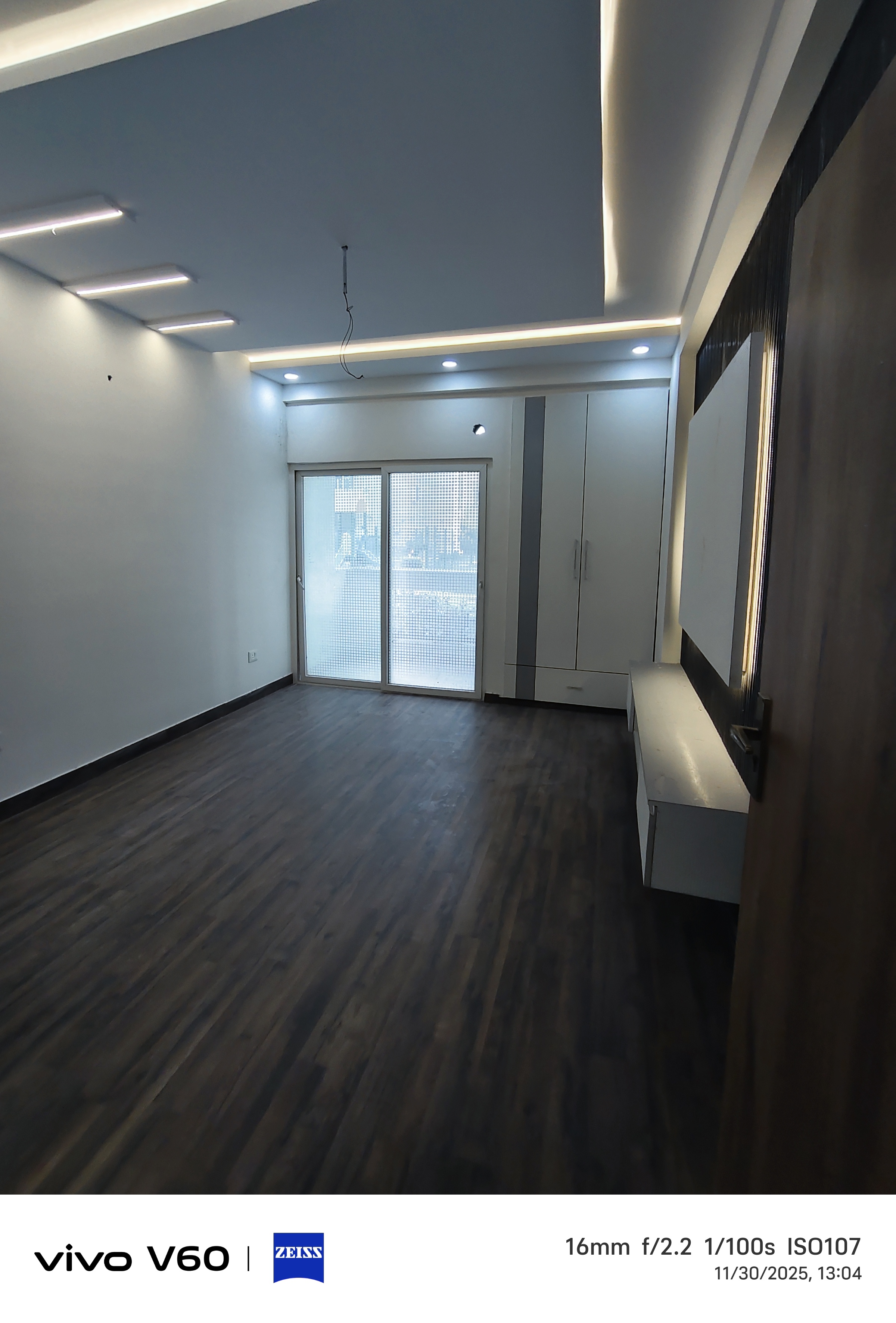 3.5 BHK + Servant Room Apartment For Sale in Antriksh Overseas Apartment