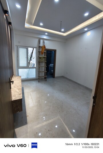 Room in 3.5 BHK Apartment at Antriksh Overseas Apartment, Sector 50 – for Sale