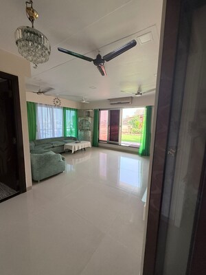 Room in 3 BHK Apartment at Santacruz West – for Rent