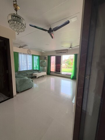 Room in 3 BHK Apartment at Santacruz West – for Rent