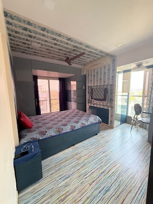 Bedroom in 3 BHK Apartment at Santacruz West – for Rent