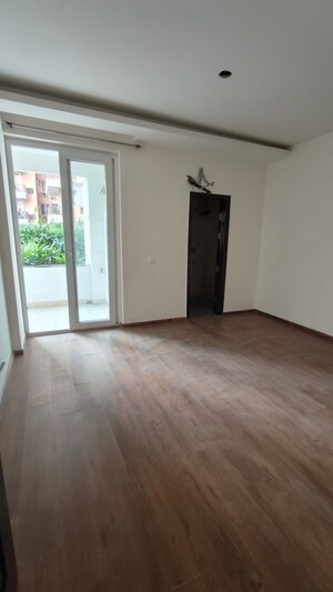 Room in 3 BHK Apartment at Pakhowal Road – for Rent